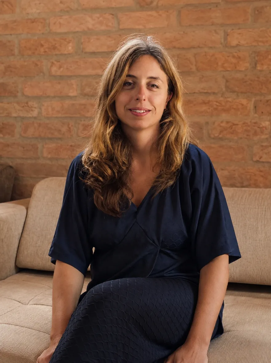 Adriana Cerchiari sentada no sofá do consultório em Perdizes, São Paulo